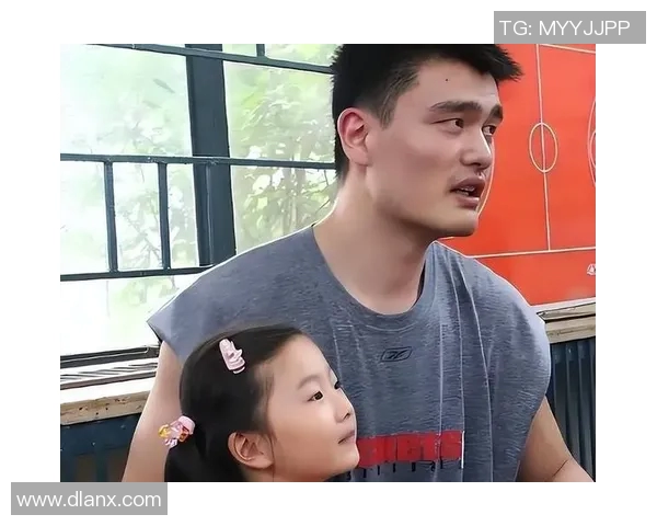 姚明与孩子的温馨瞬间分享，感受父爱的力量与家庭的幸福时光