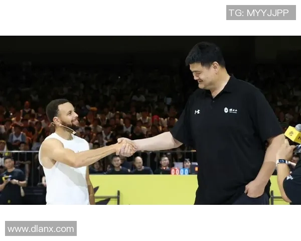 姚明同框时刻：篮球巨星与偶像的亲密合影引发热议