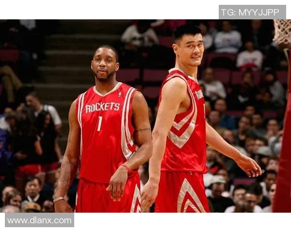 姚明在篮球场上的精彩瞬间与传奇职业生涯回顾