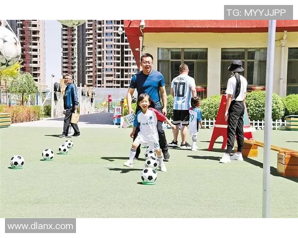 足球明星亲自带领小朋友们体验快乐踢球时光，传递运动精神与友谊的火花
